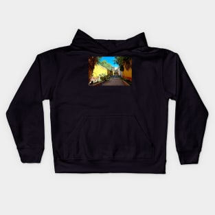 Typique ruelle du village de Bernal au Mexique Kids Hoodie